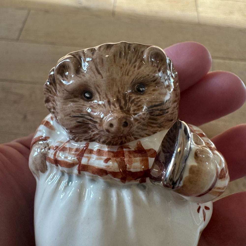Beatrix Potter Mrs Tiggy Winkle Ceramic Figurine - Picture 9 of 10